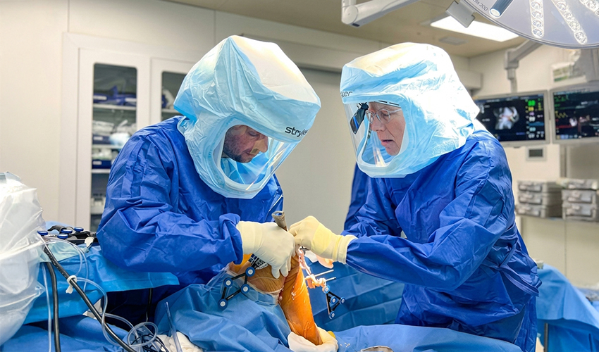Equipo quirúrgico en pabellón de traumatología durante una cirugía